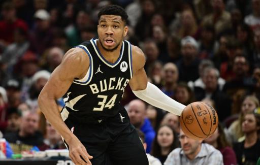 雄鹿爆冷波兰男篮，字母哥爆发神勇