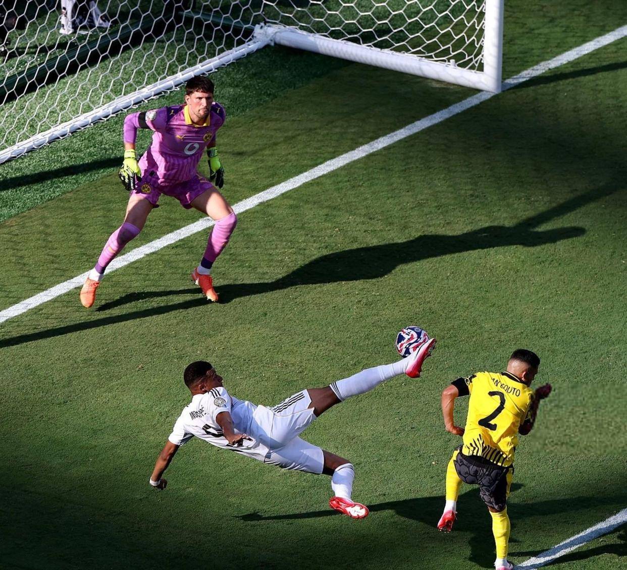 包含球星爆发！滚球预测赛场再现神级操作的词条