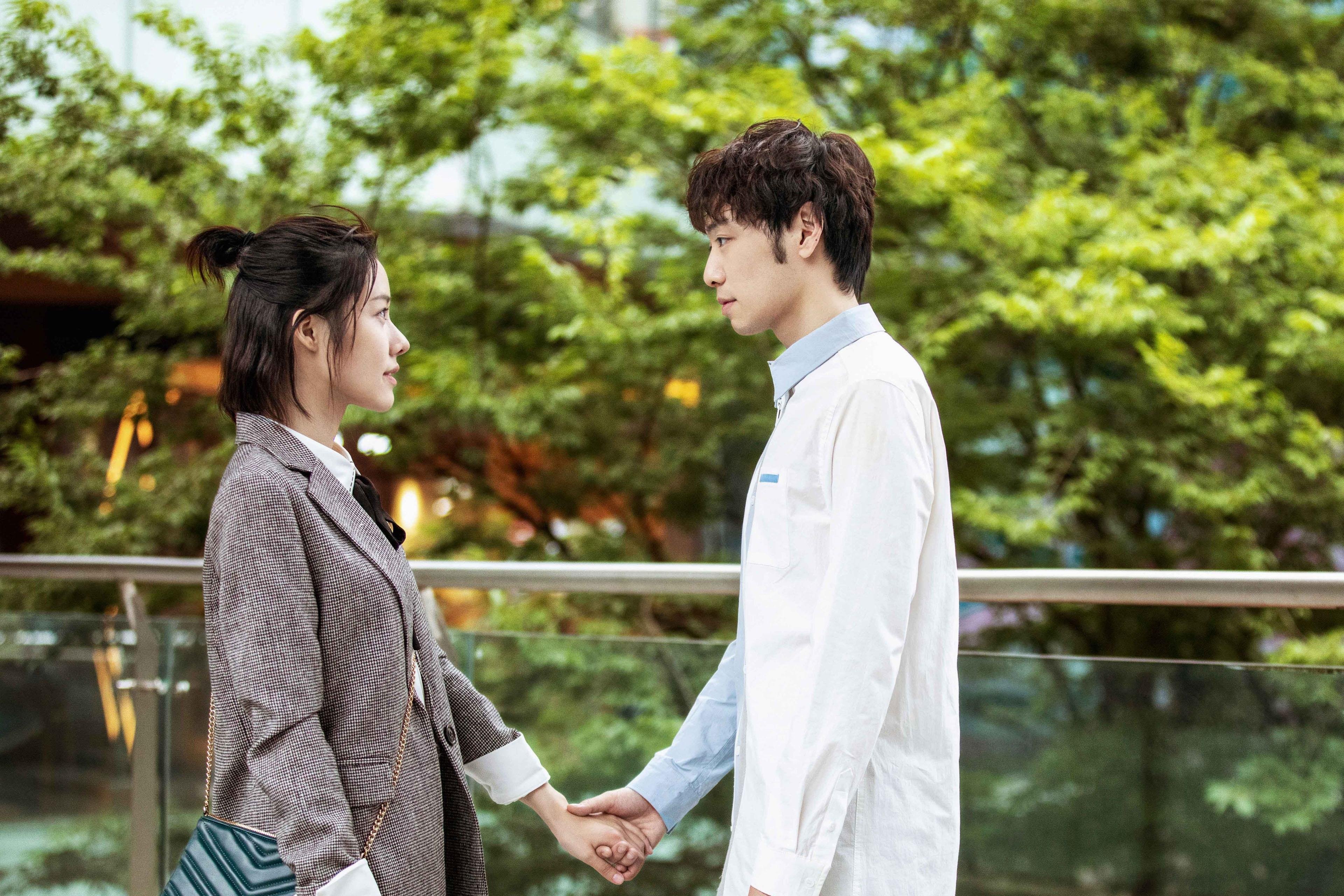 当黄喜灿在英超撕裂防线，日本在意大利完成逆转，东方足球的智慧革命